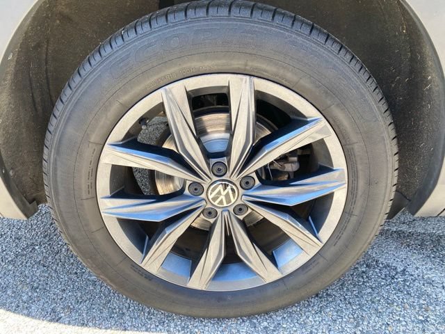 Certified 2023 Volkswagen Tiguan SE w/ Panoramic Sunroof Package AWD/4WD image 31
