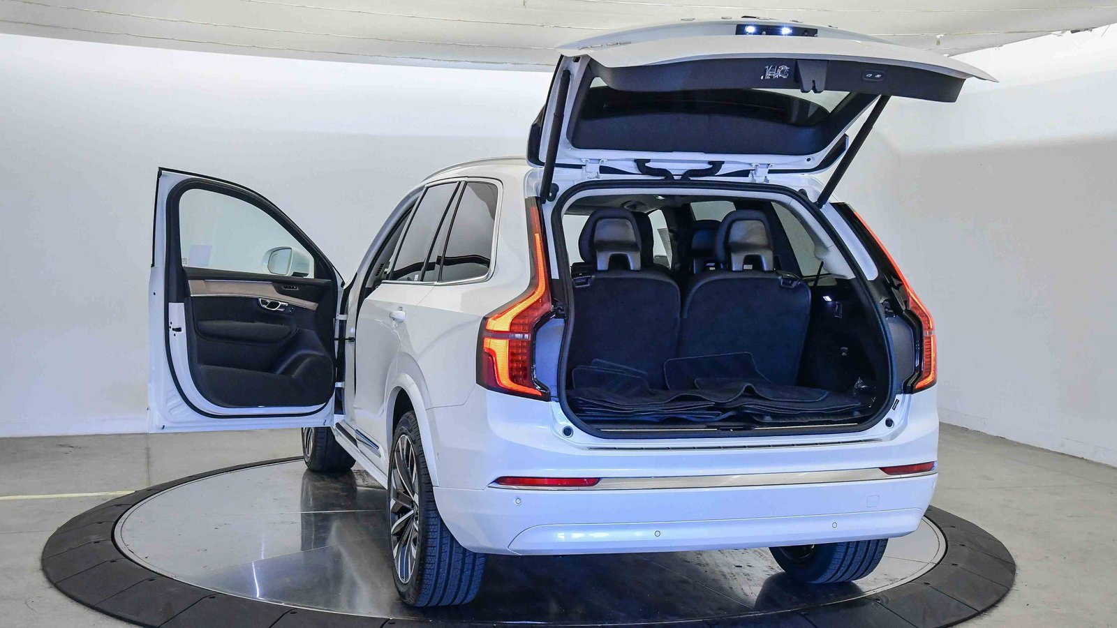 Certified 2025 Volvo XC90 B6 Plus w/ Protection Package Premier image 32