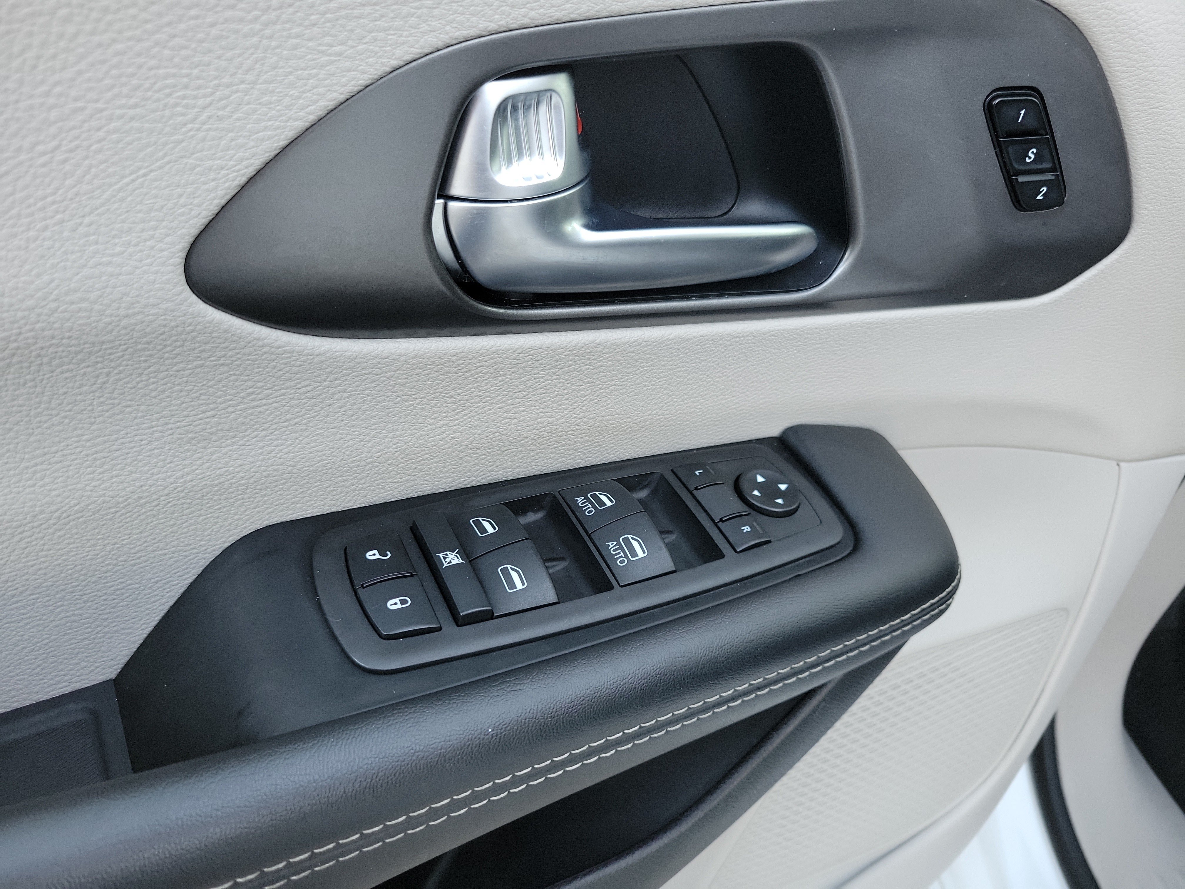 Used 2024 Chrysler Pacifica Touring-L FWD image 22