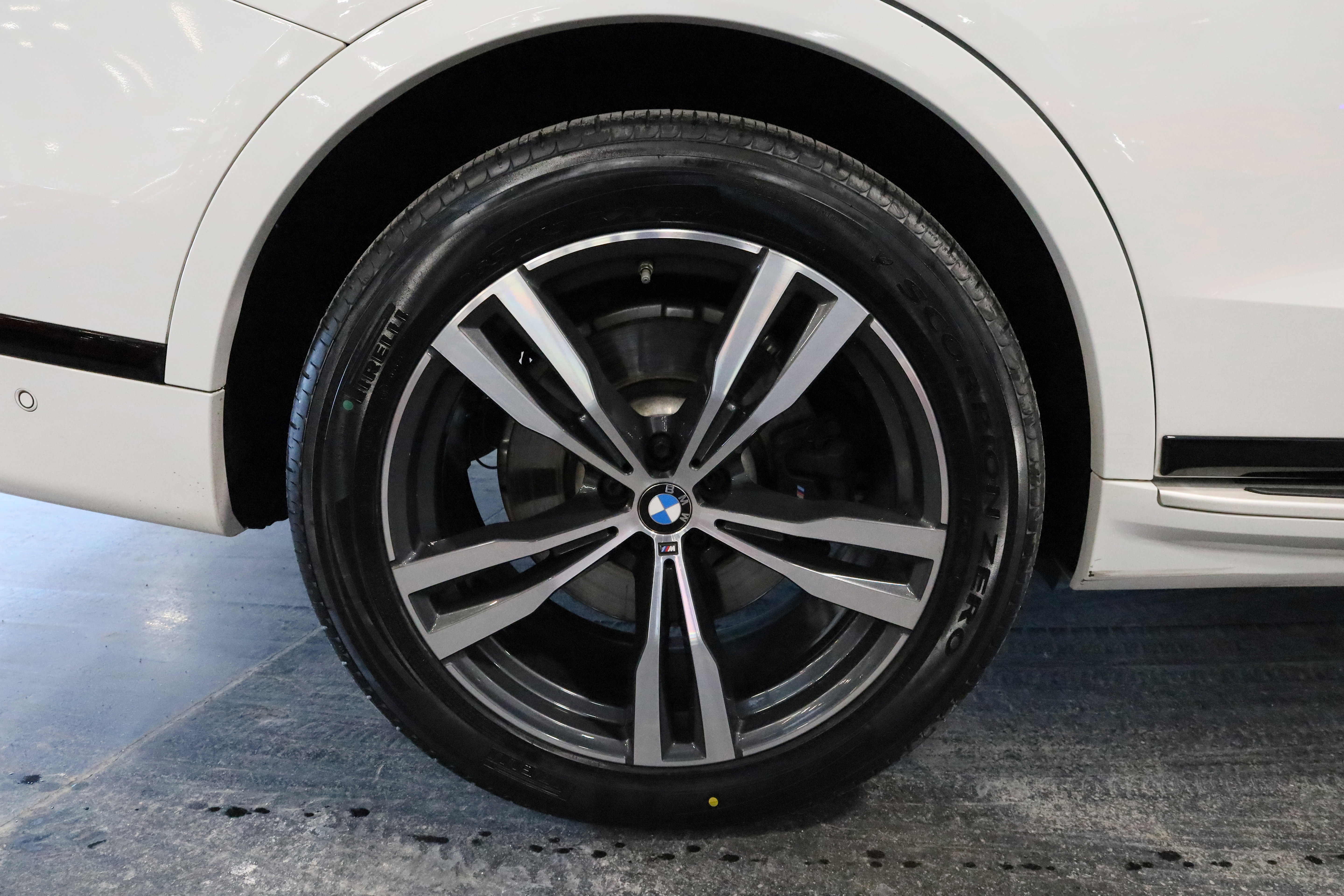 Used 2022 BMW X7 xDrive40i w/ M Sport Package image 11