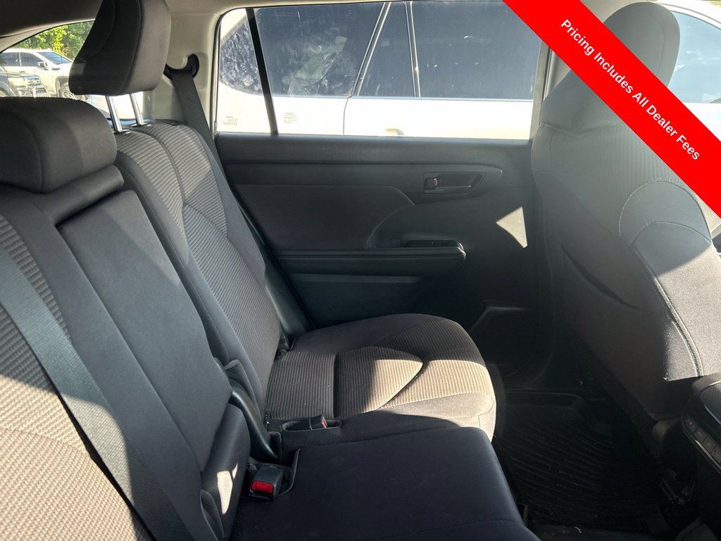 Used 2021 Toyota Highlander LE FWD image 4