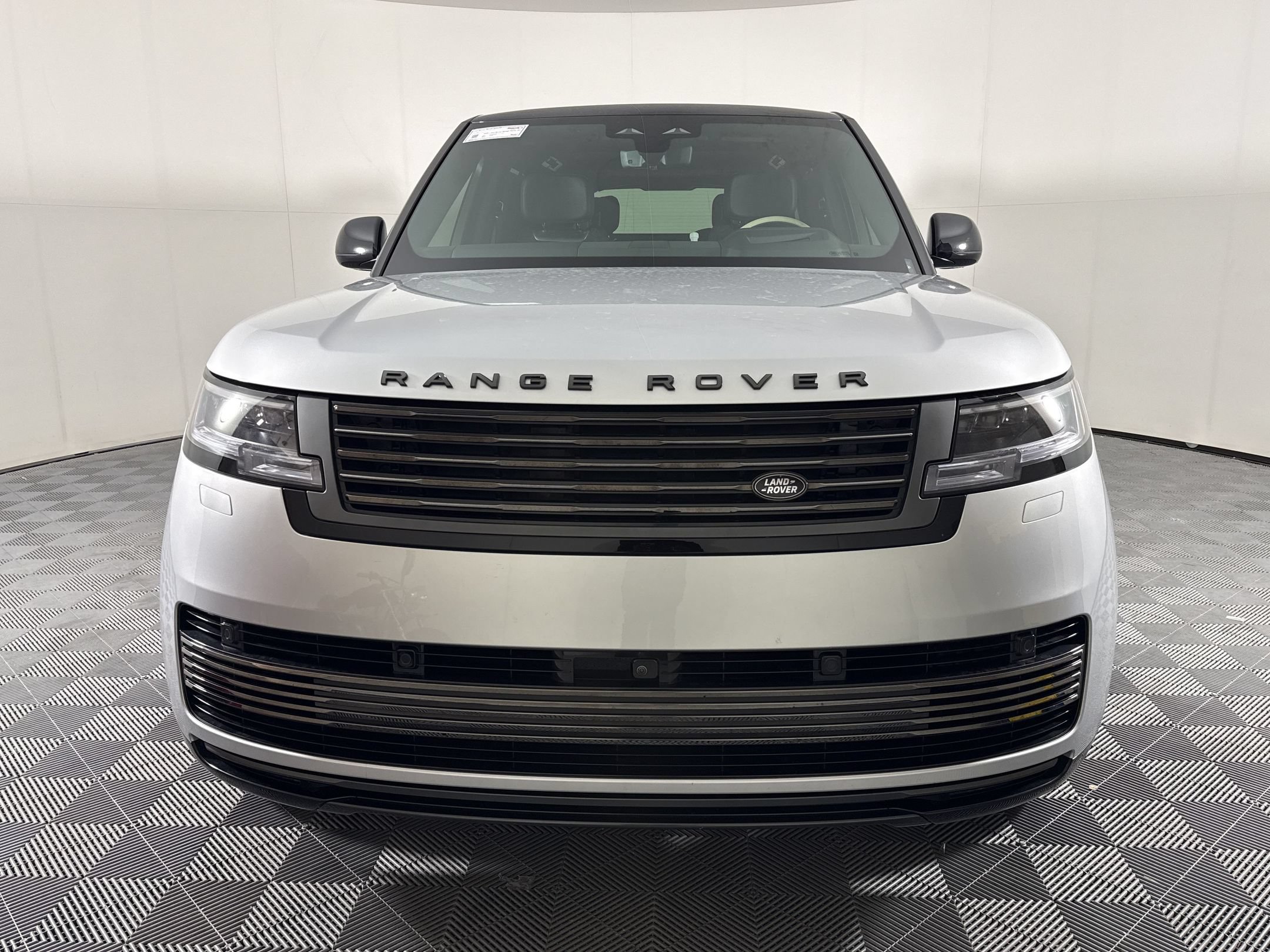 Used 2025 Land Rover Range Rover SV AWD/4WD image 6