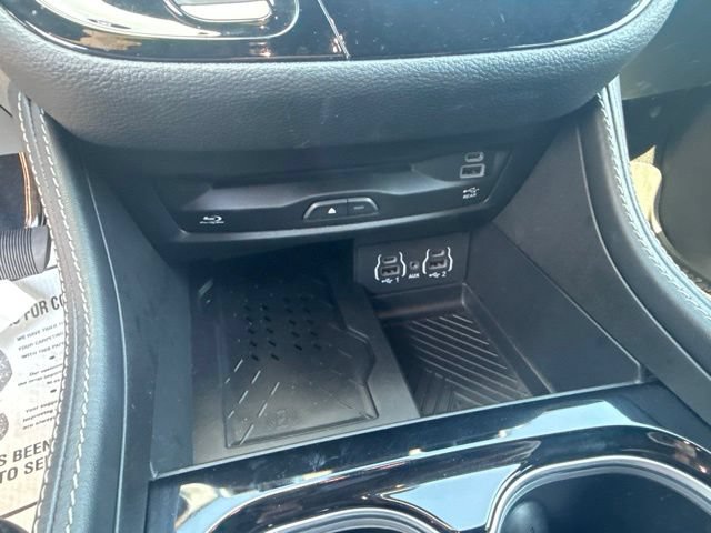 Used 2025 Chrysler Pacifica Limited w/ Uconnect Theater Family Group FWD image 23
