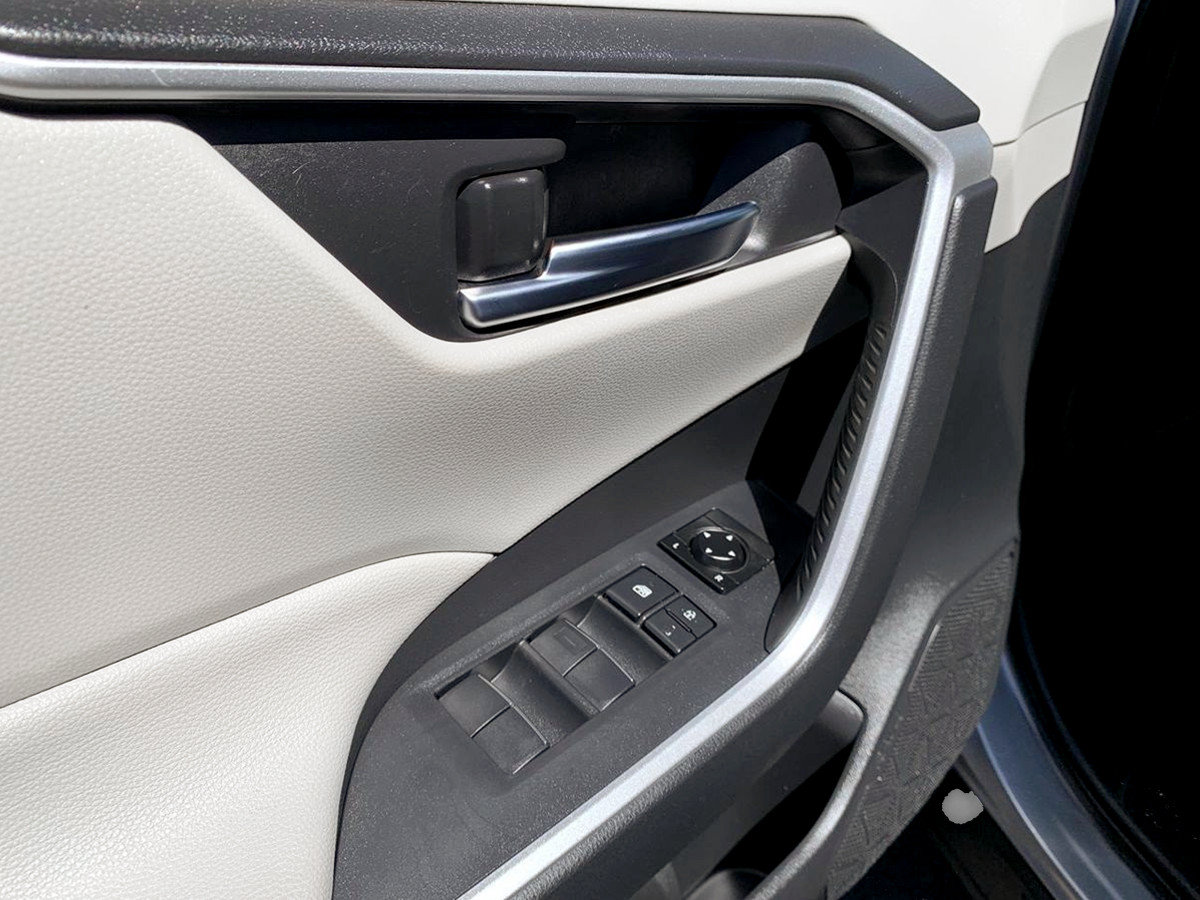 Used 2019 Toyota RAV4 XLE Premium FWD image 15