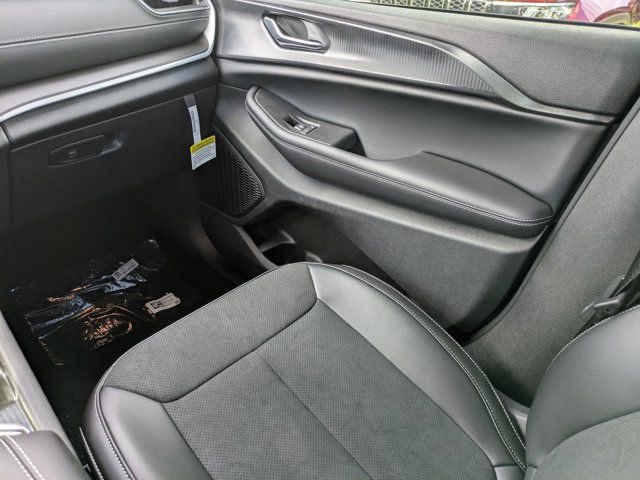 New 2025 Jeep Grand Cherokee L Laredo image 18