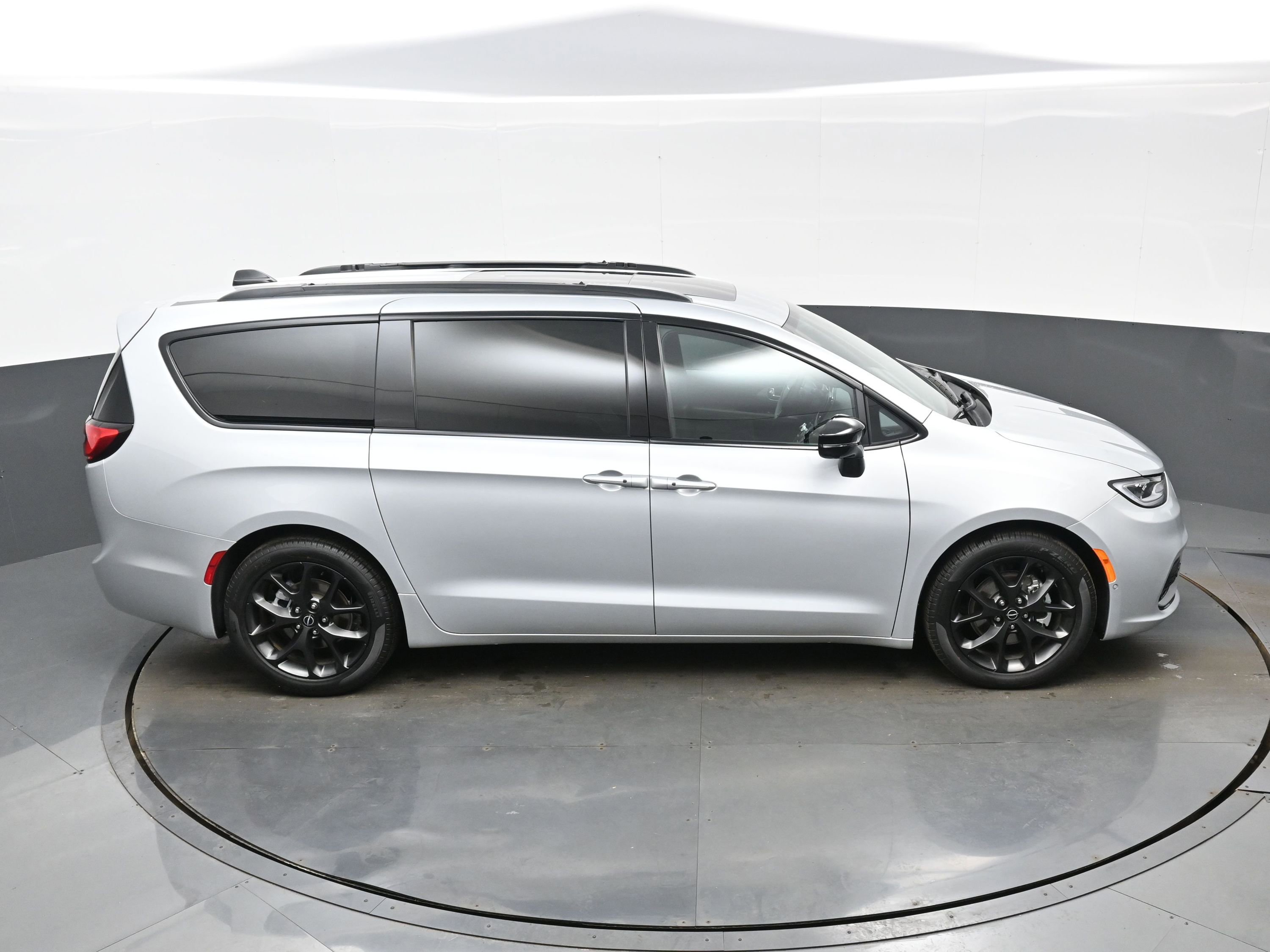 New 2026 Chrysler Pacifica Limited w/ S Appearance Package image 24