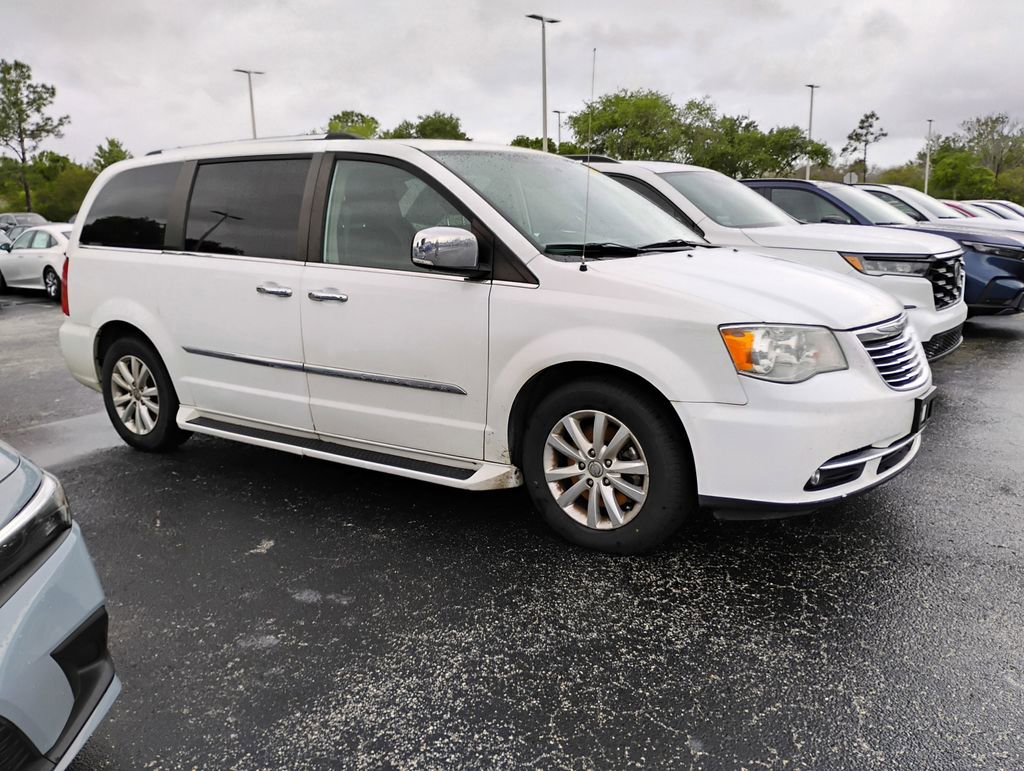 Used 2015 Chrysler Town & Country Limited Platinum image 3