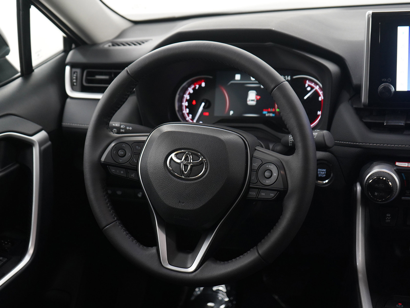 Used 2025 Toyota RAV4 XLE AWD/4WD image 14