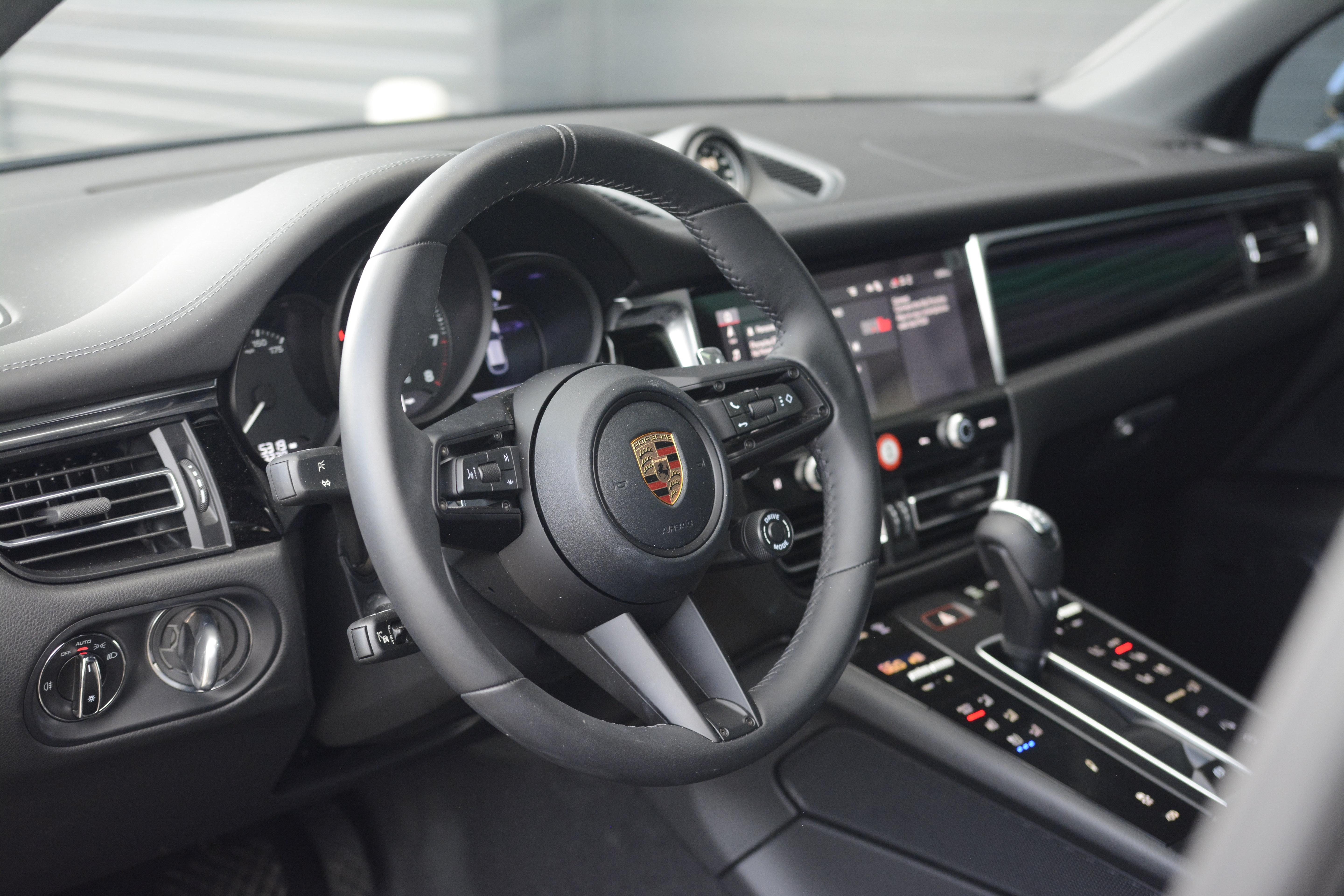 Certified 2026 Porsche Macan Turbo AWD/4WD image 4