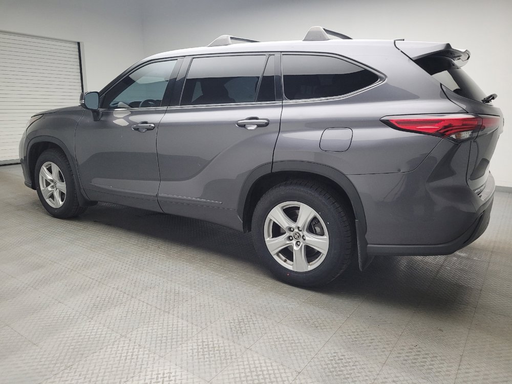 Used 2022 Toyota Highlander LE image 3