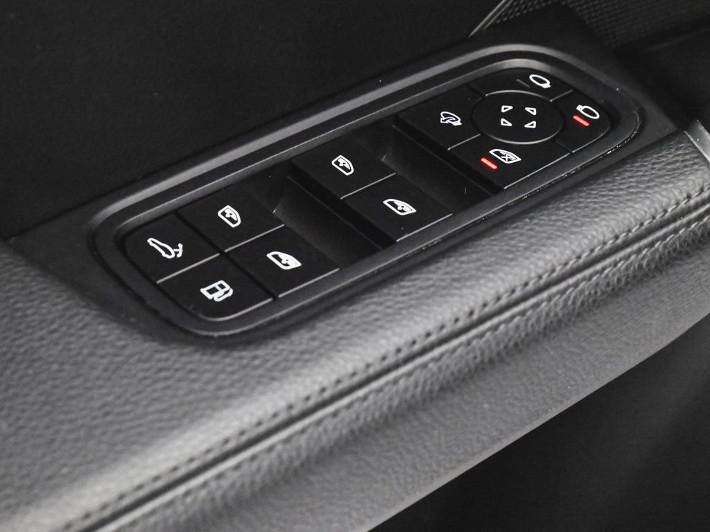 Used 2022 Porsche Cayenne Platinum Edition image 9