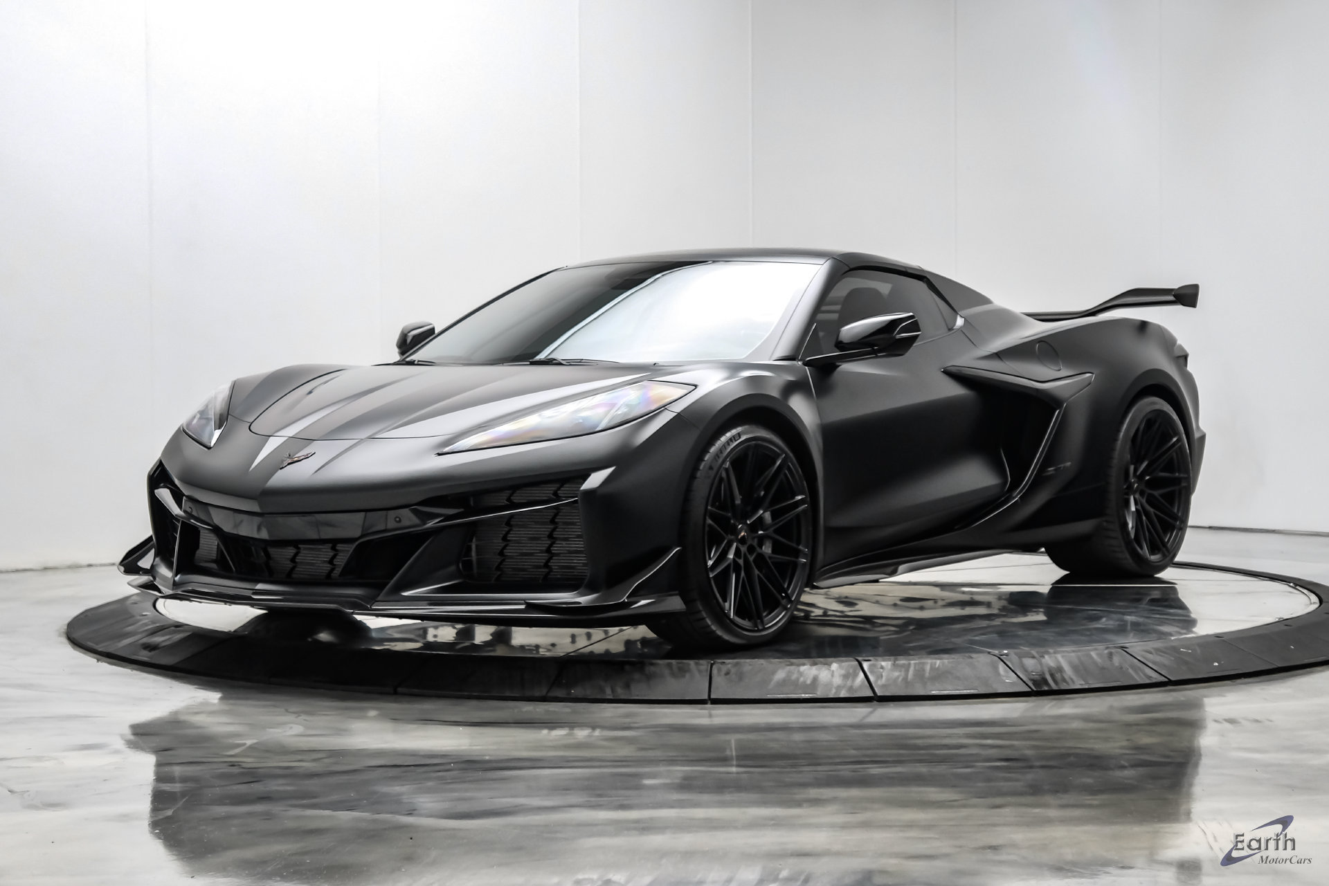 Used 2024 Chevrolet Corvette Z06 w/ Z07 Performance Package RWD image 4