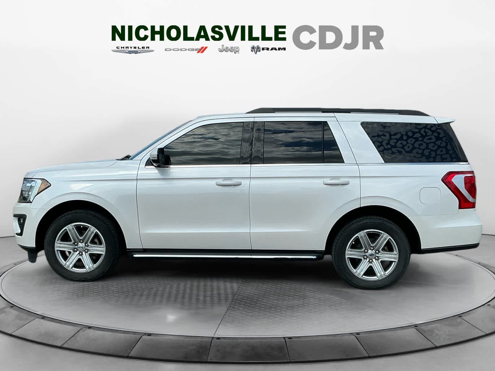 Used 2019 Ford Expedition XLT w/ Equipment Group 202A RWD image 2