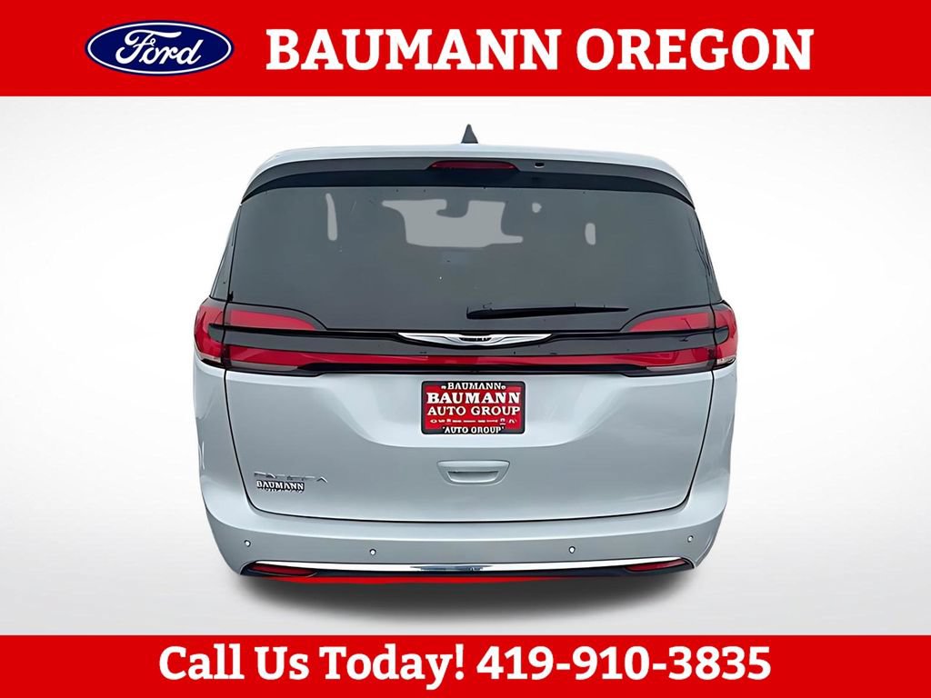 Used 2024 Chrysler Pacifica Touring-L FWD image 3