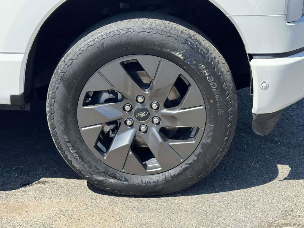 Used 2022 Ford F150 Lightning Lariat image 6