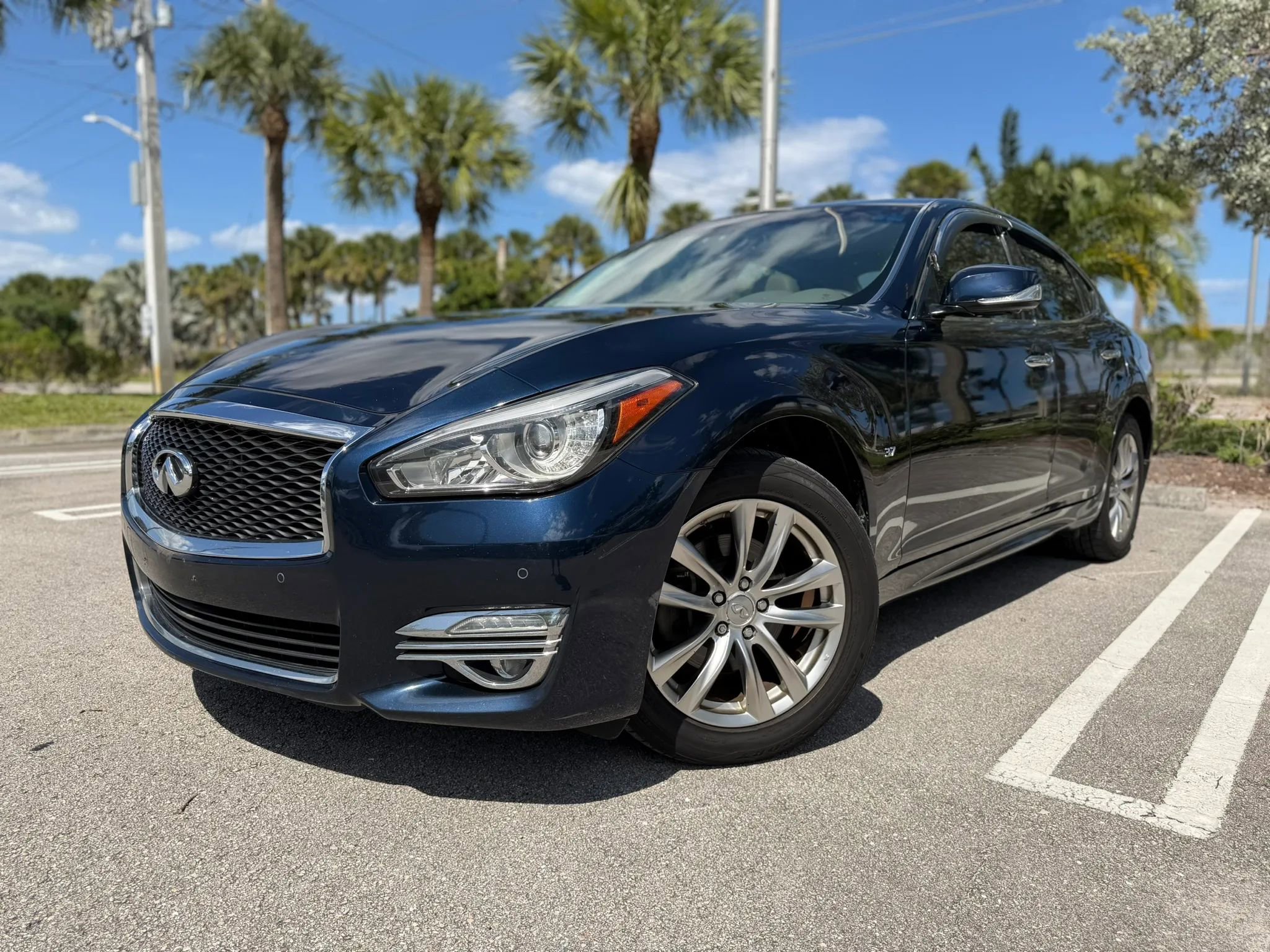 Used 2015 INFINITI Q70 3.7 AWD/4WD image 2
