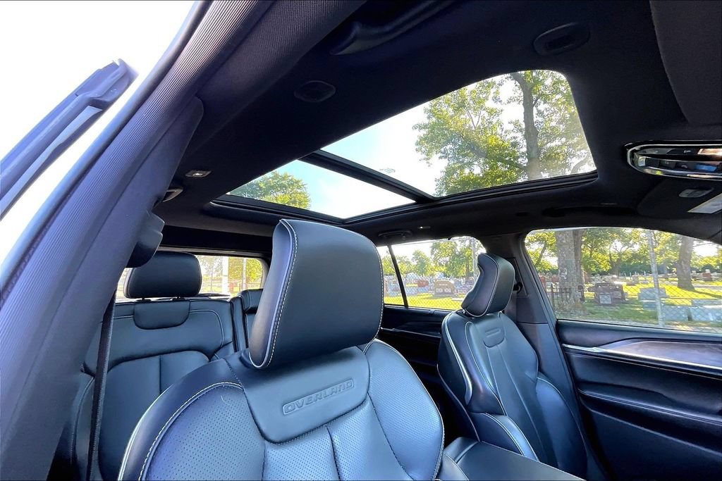 Used 2023 Jeep Grand Cherokee Overland w/ Luxury Tech Group IV AWD/4WD image 21