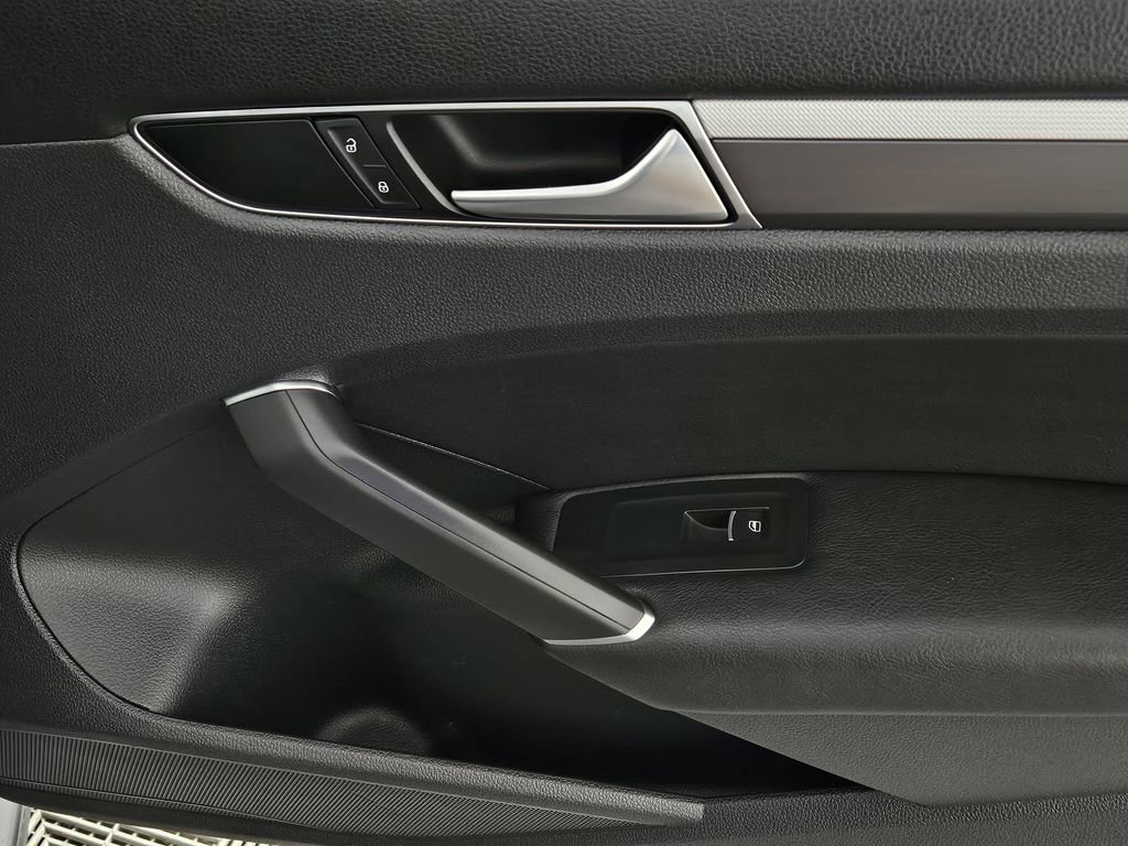 Used 2017 Volkswagen Passat 1.8T R-Line FWD image 30