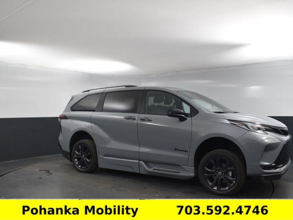 Used 2025 Toyota Sienna XSE image 10