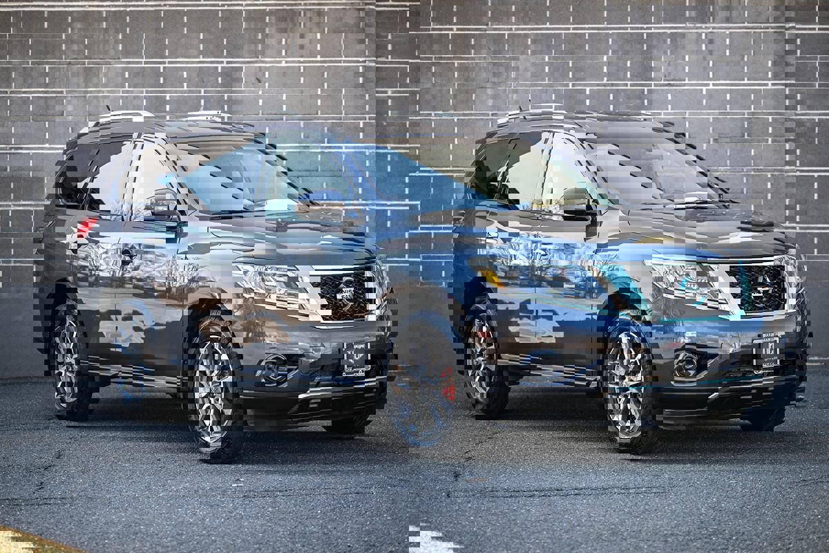 Used 2013 Nissan Pathfinder SV image 2