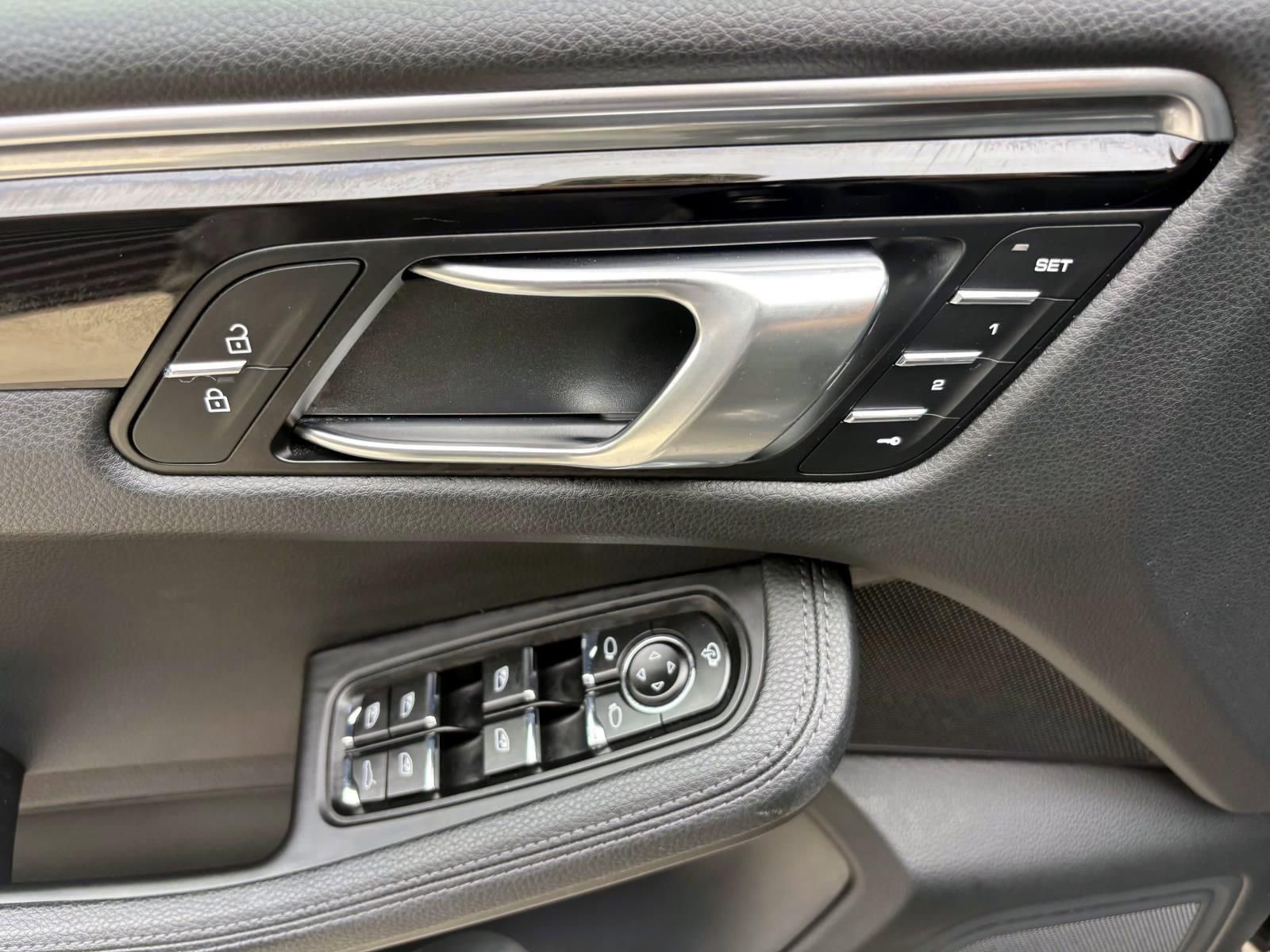 Certified 2023 Porsche Macan AWD/4WD image 23