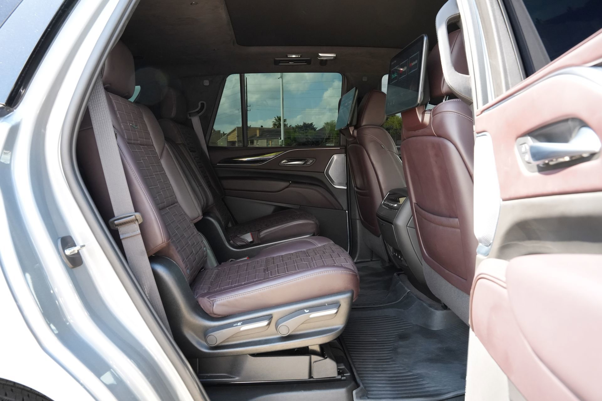 Certified 2024 Cadillac Escalade V w/ LPO, ONYX Package AWD/4WD image 24