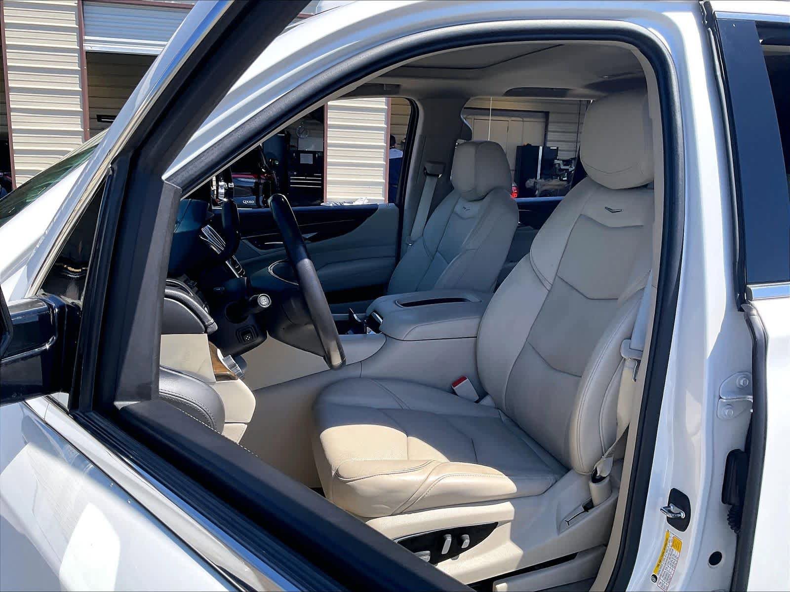 Used 2019 Cadillac Escalade Luxury AWD/4WD image 25