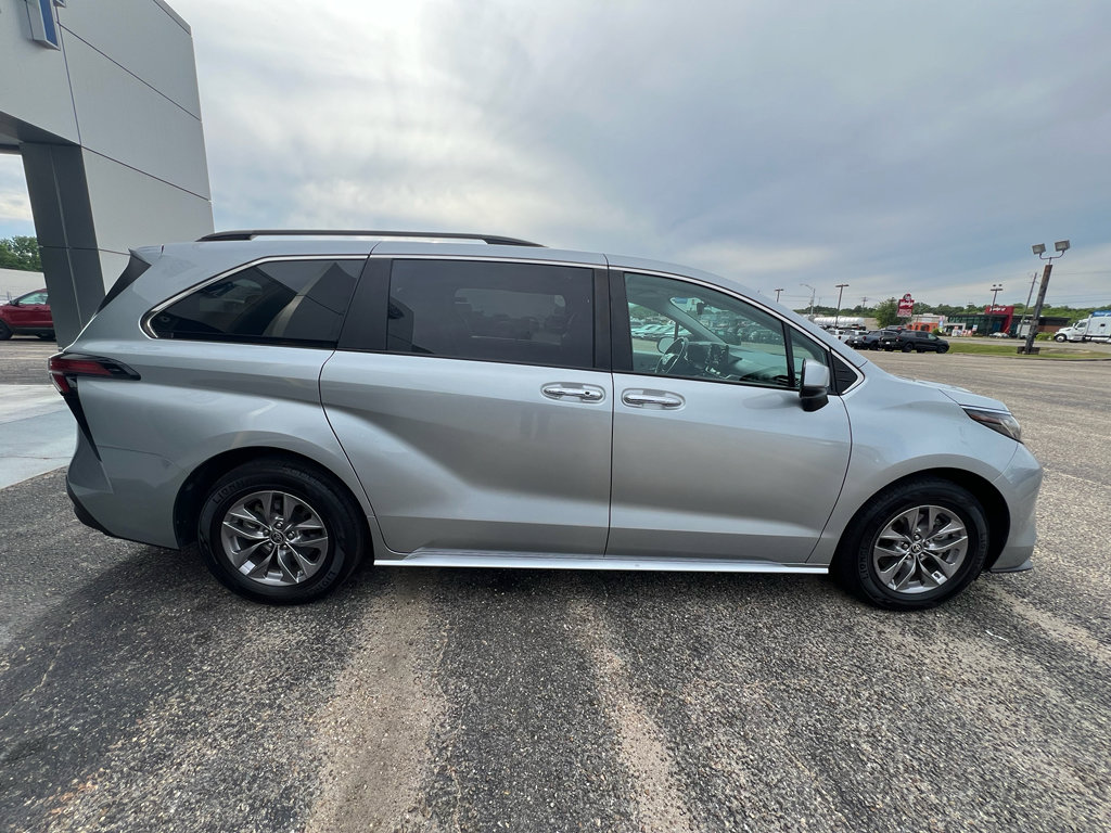 Used 2021 Toyota Sienna XLE FWD image 10