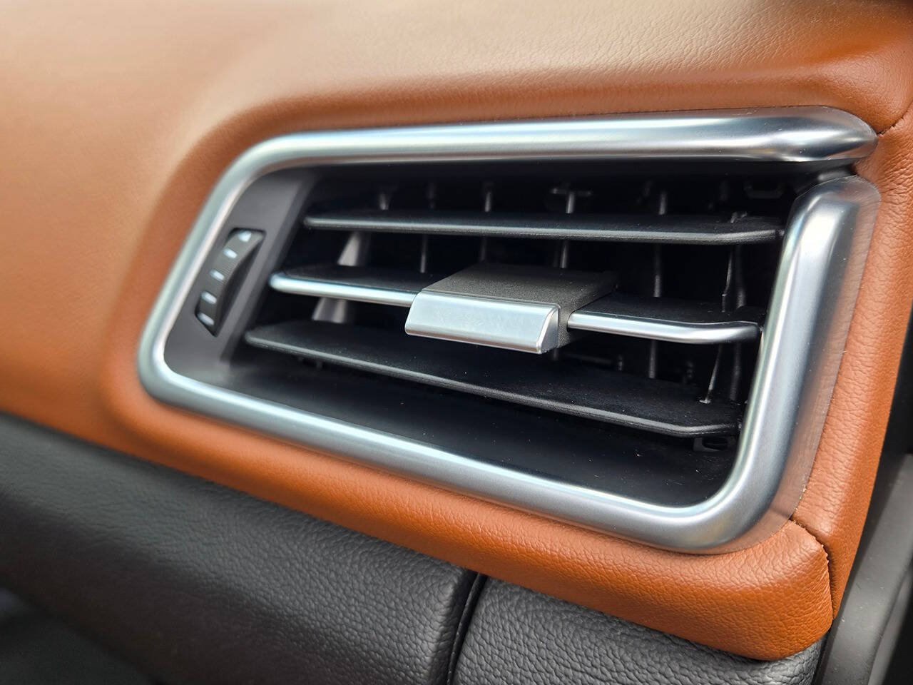 Used 2017 Maserati Ghibli S Q4 AWD/4WD image 30
