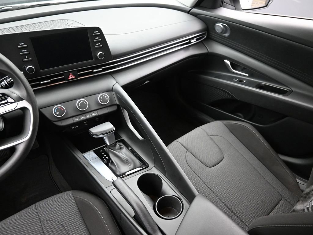 Used 2025 Hyundai Elantra SE image 15