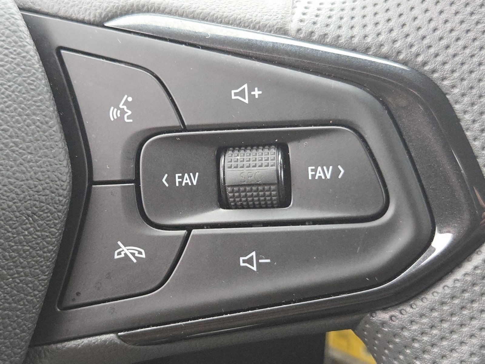 Used 2025 Chevrolet Trax LS w/ LS Convenience Package image 28