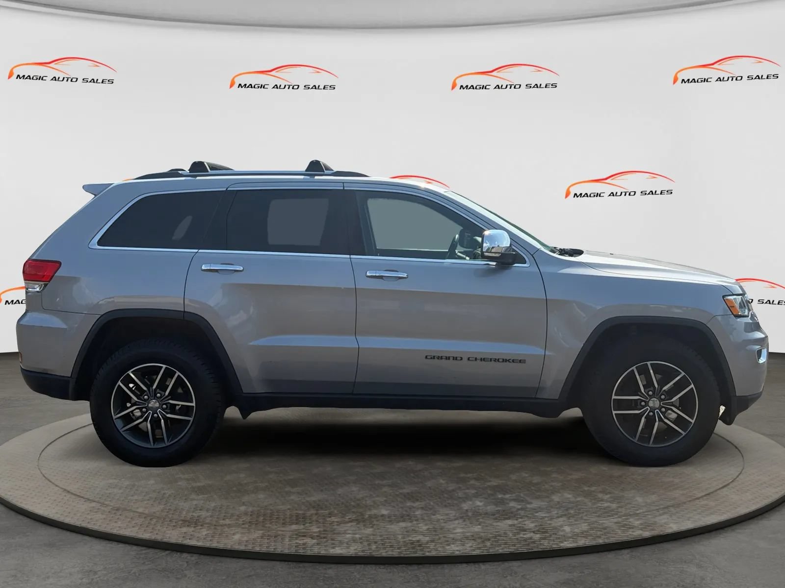 Used 2018 Jeep Grand Cherokee Limited AWD/4WD image 6