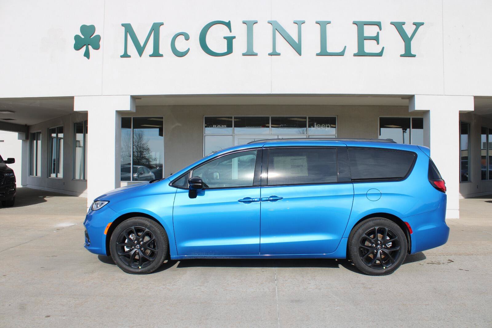 New 2026 Chrysler Pacifica Select w/ S Appearance Package