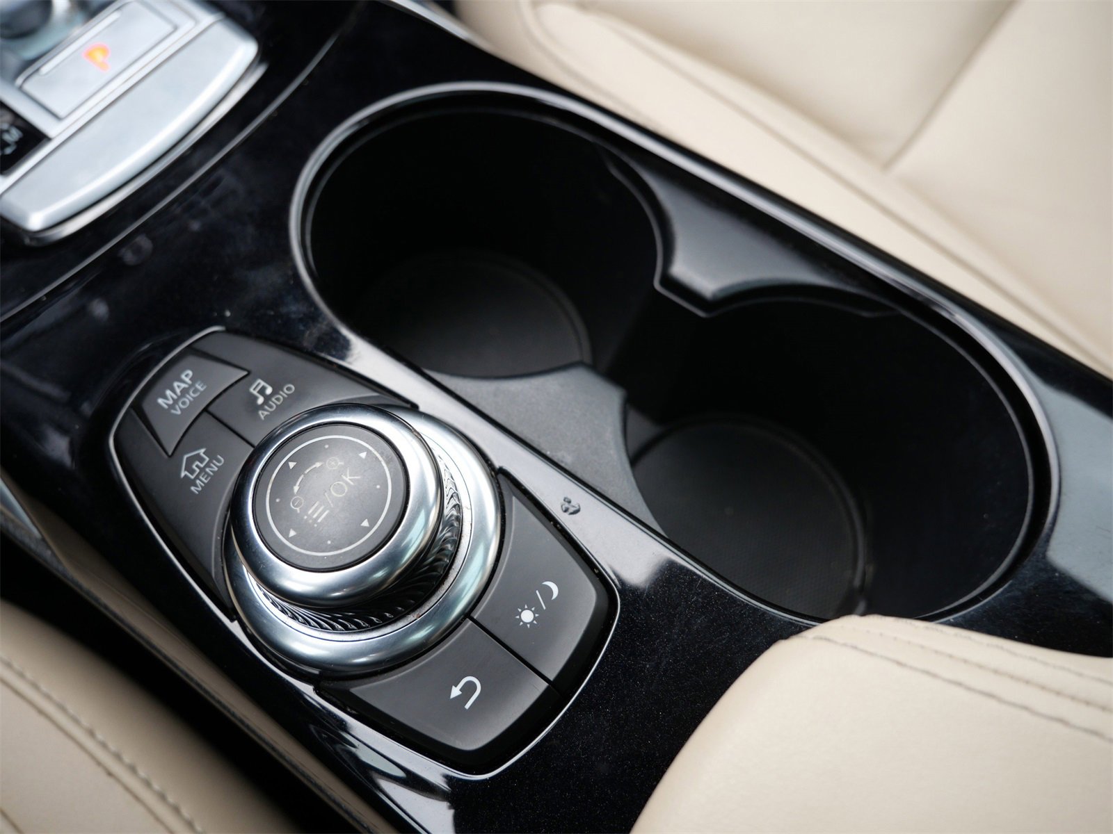 Used 2017 INFINITI QX30 Premium w/ Navigation Package image 22