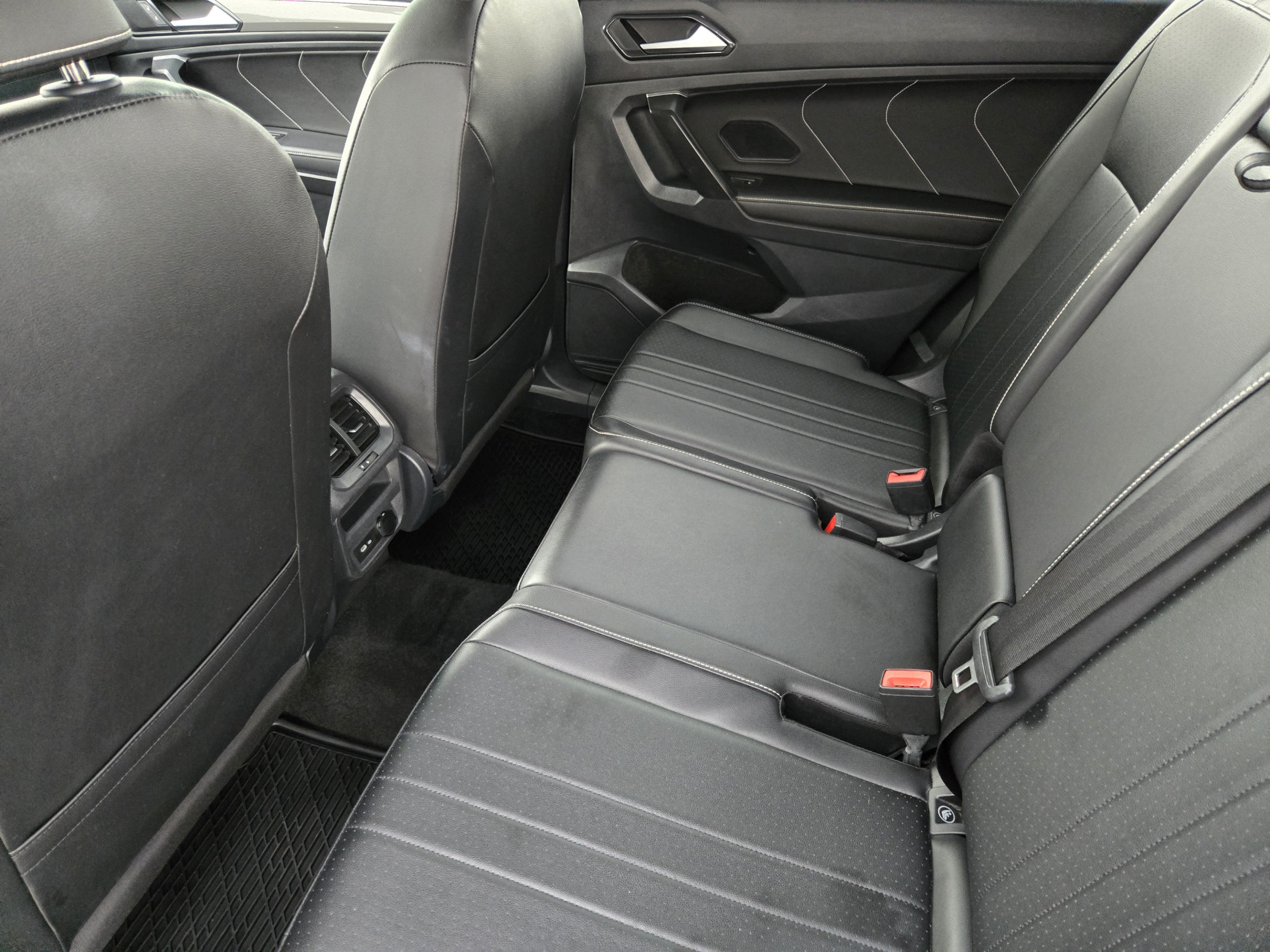 Used 2024 Volkswagen Tiguan SE R-Line FWD image 27
