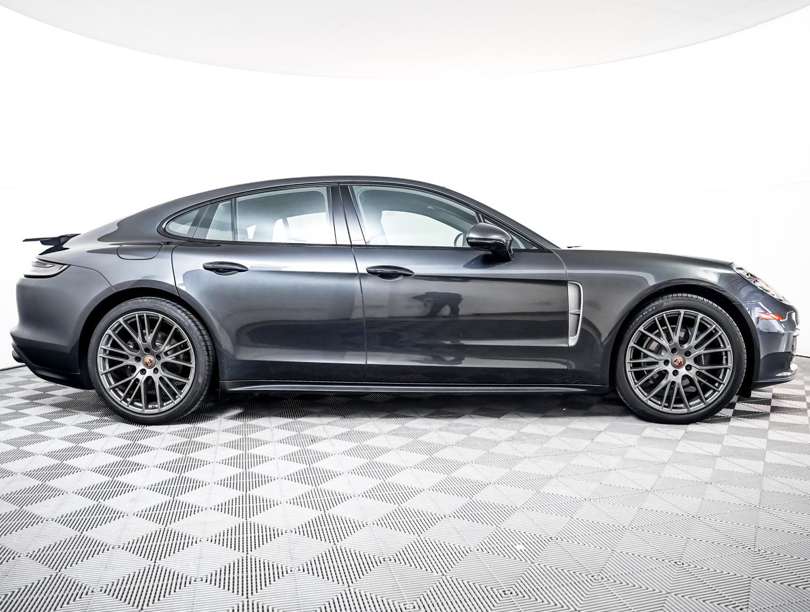 Used 2023 Porsche Panamera 4 Platinum Edition w/ Assistance Package image 9