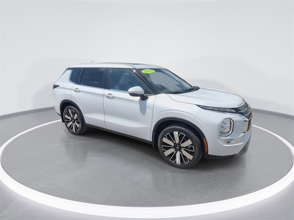 New 2025 Mitsubishi Outlander SE image 2