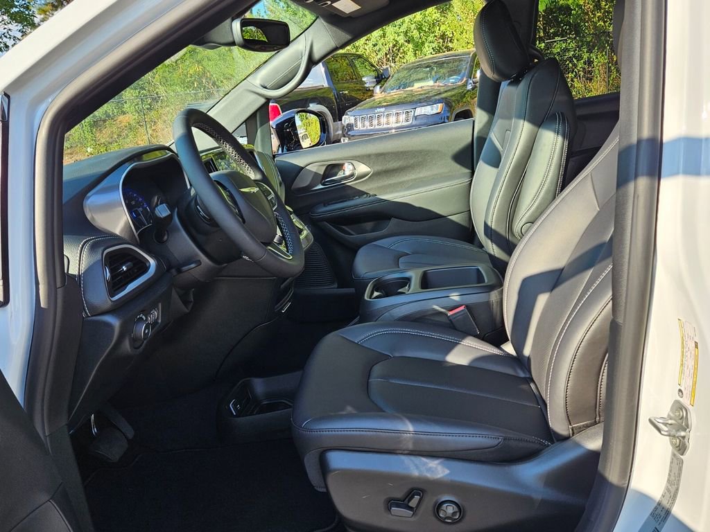 New 2026 Chrysler Pacifica Select image 5