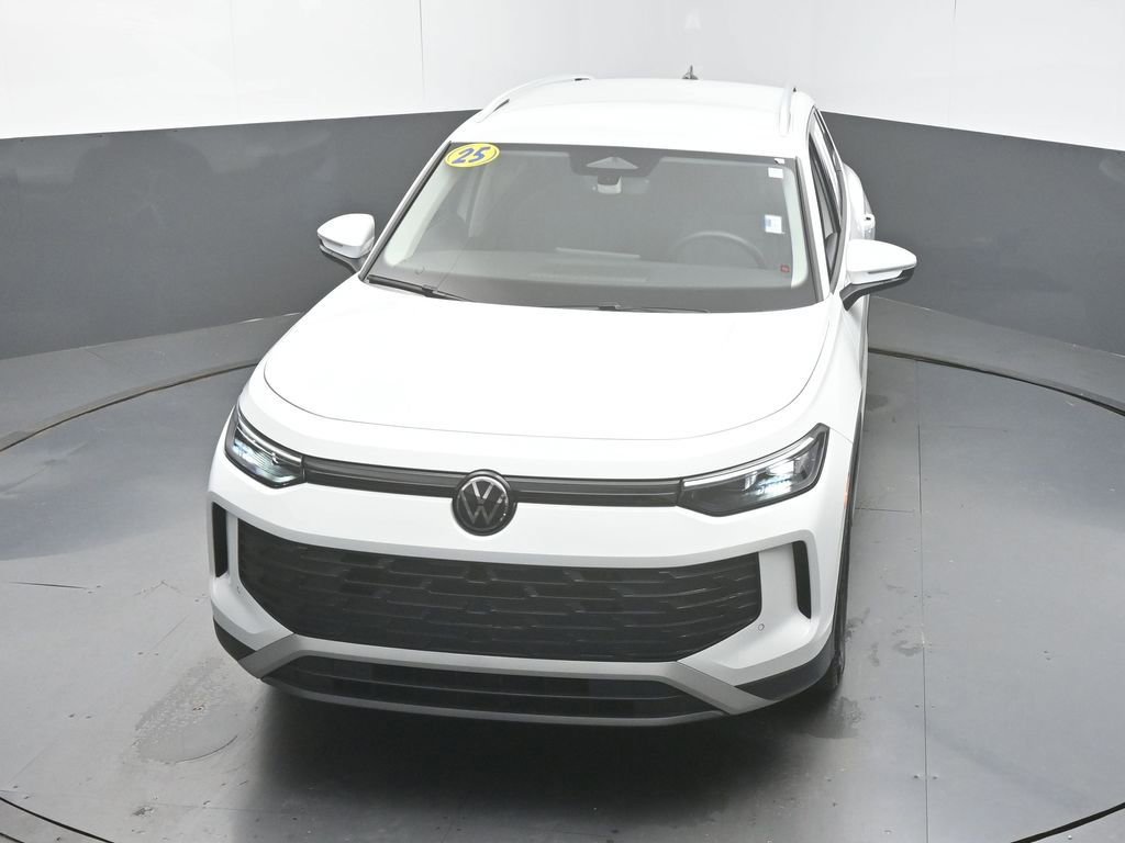 Used 2025 Volkswagen Tiguan SE image 44