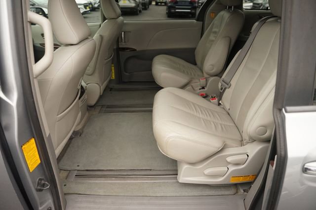 Used 2013 Toyota Sienna XLE w/ Entertainment Pkg FWD image 12