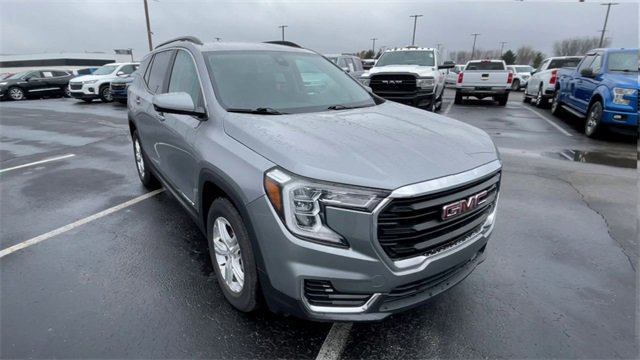 Used 2023 GMC Terrain SLE w/ Driver Convenience Package image 4