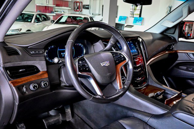 Used 2017 Cadillac Escalade Luxury AWD/4WD image 13