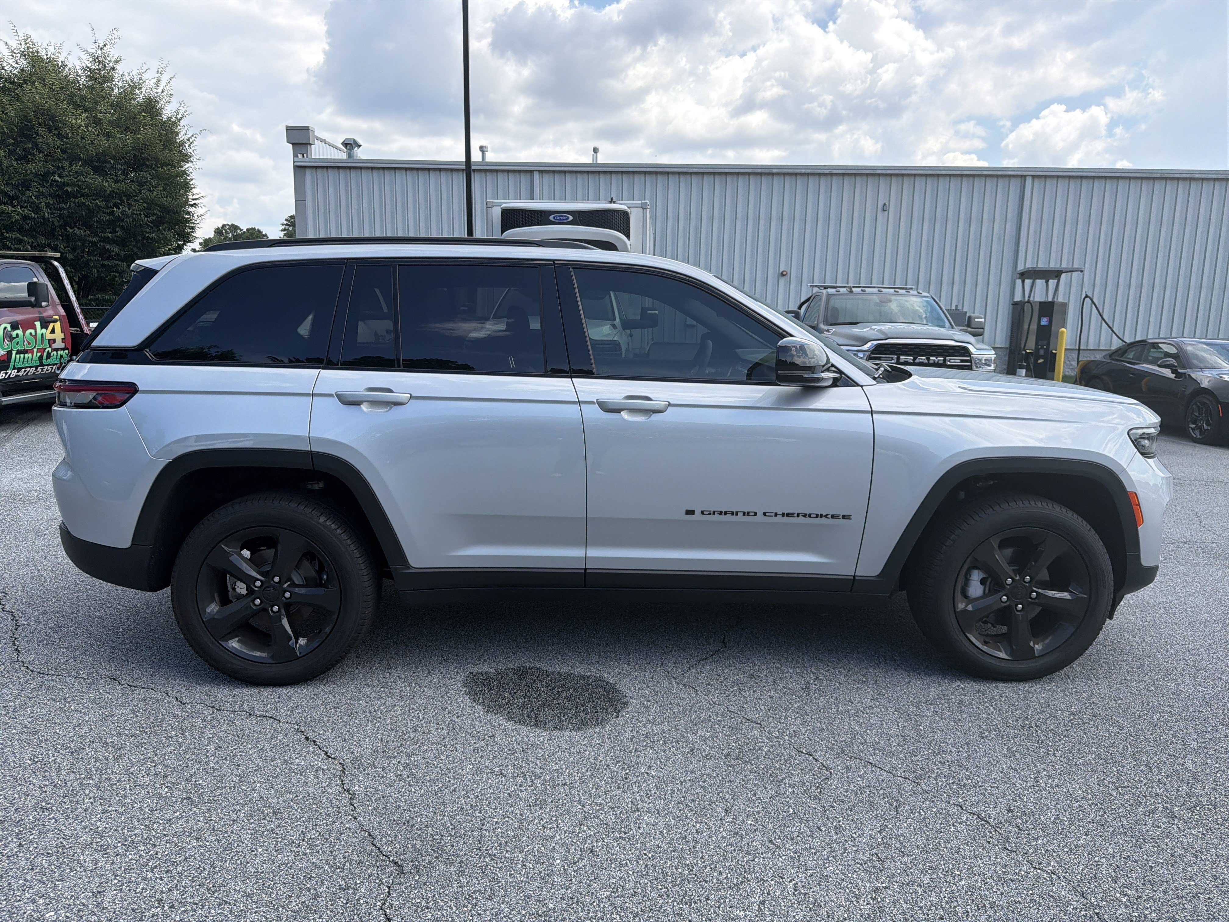 New 2025 Jeep Grand Cherokee Limited w/ Black Appearance Package RWD image 9