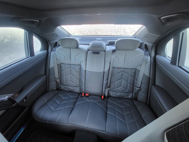 New 2026 BMW 750e xDrive image 14