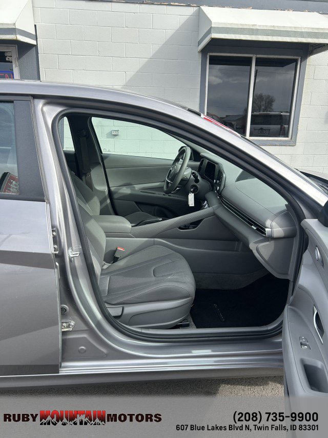 Used 2024 Hyundai Elantra SE image 11