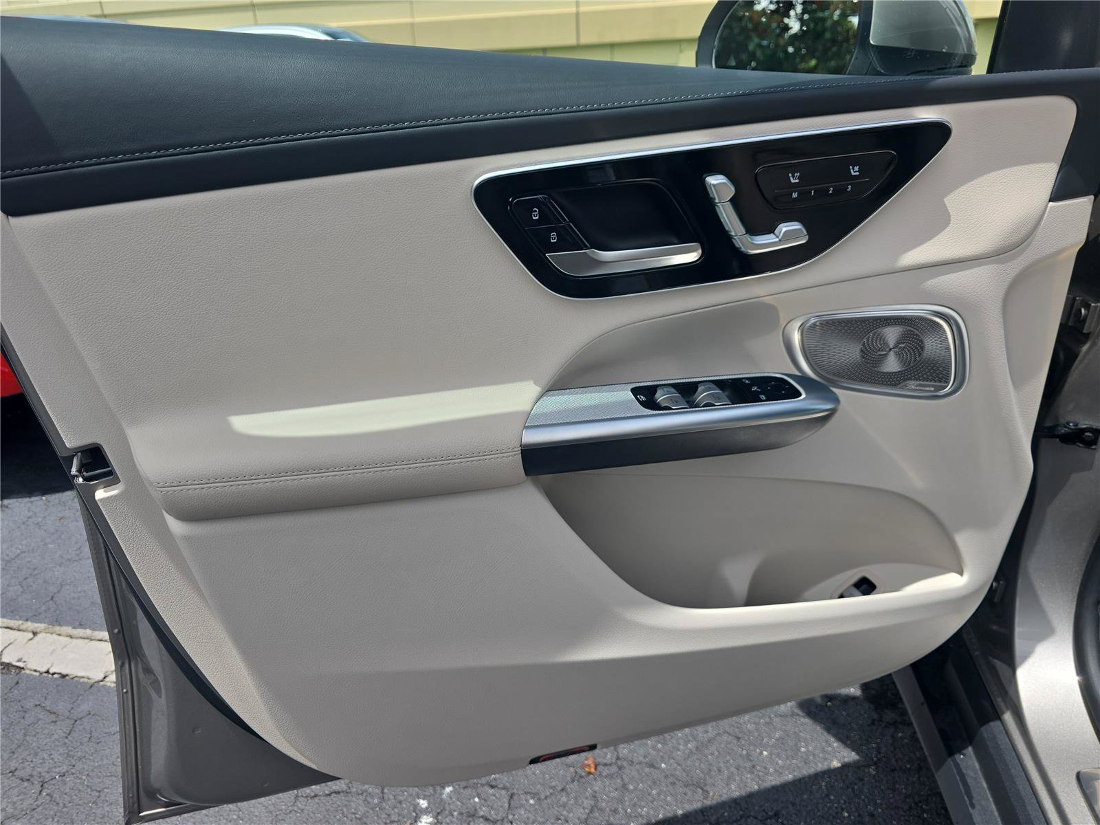 Used 2024 Mercedes-Benz GLC 300 4MATIC image 12