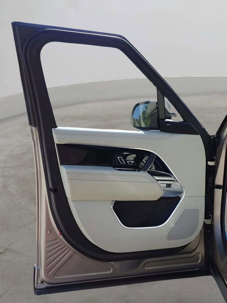Used 2023 Land Rover Range Rover SE image 11
