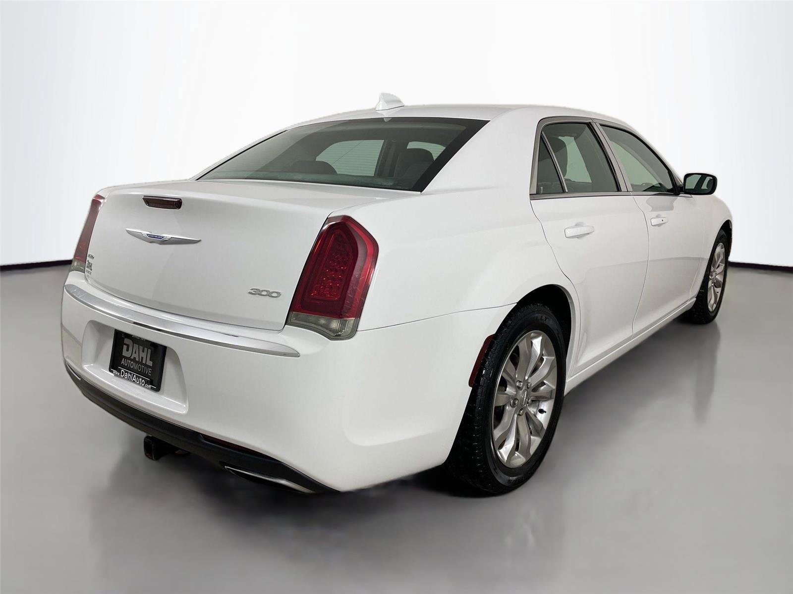 Used 2018 Chrysler 300 Touring image 7