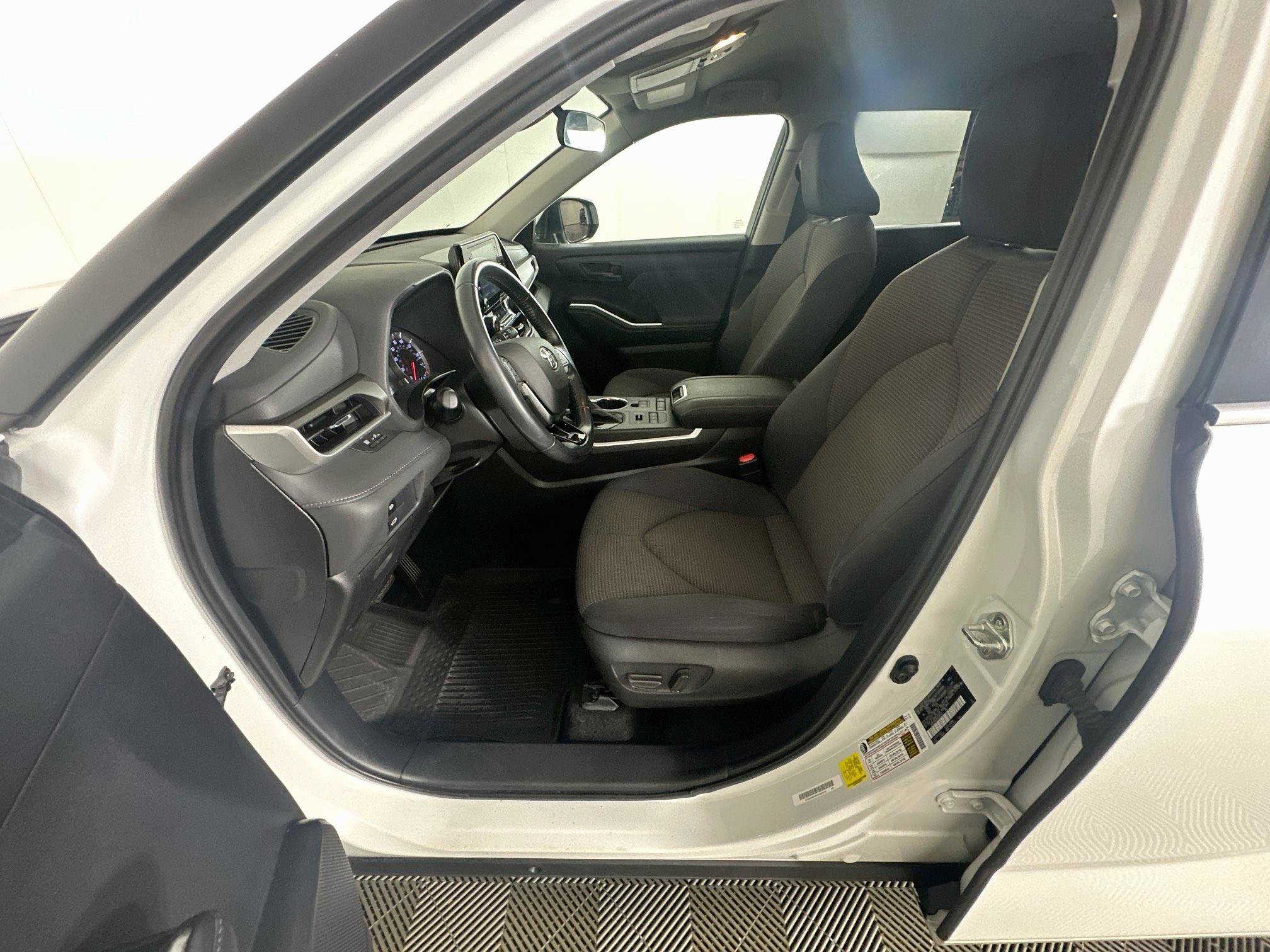 Used 2021 Toyota Highlander LE AWD/4WD image 13