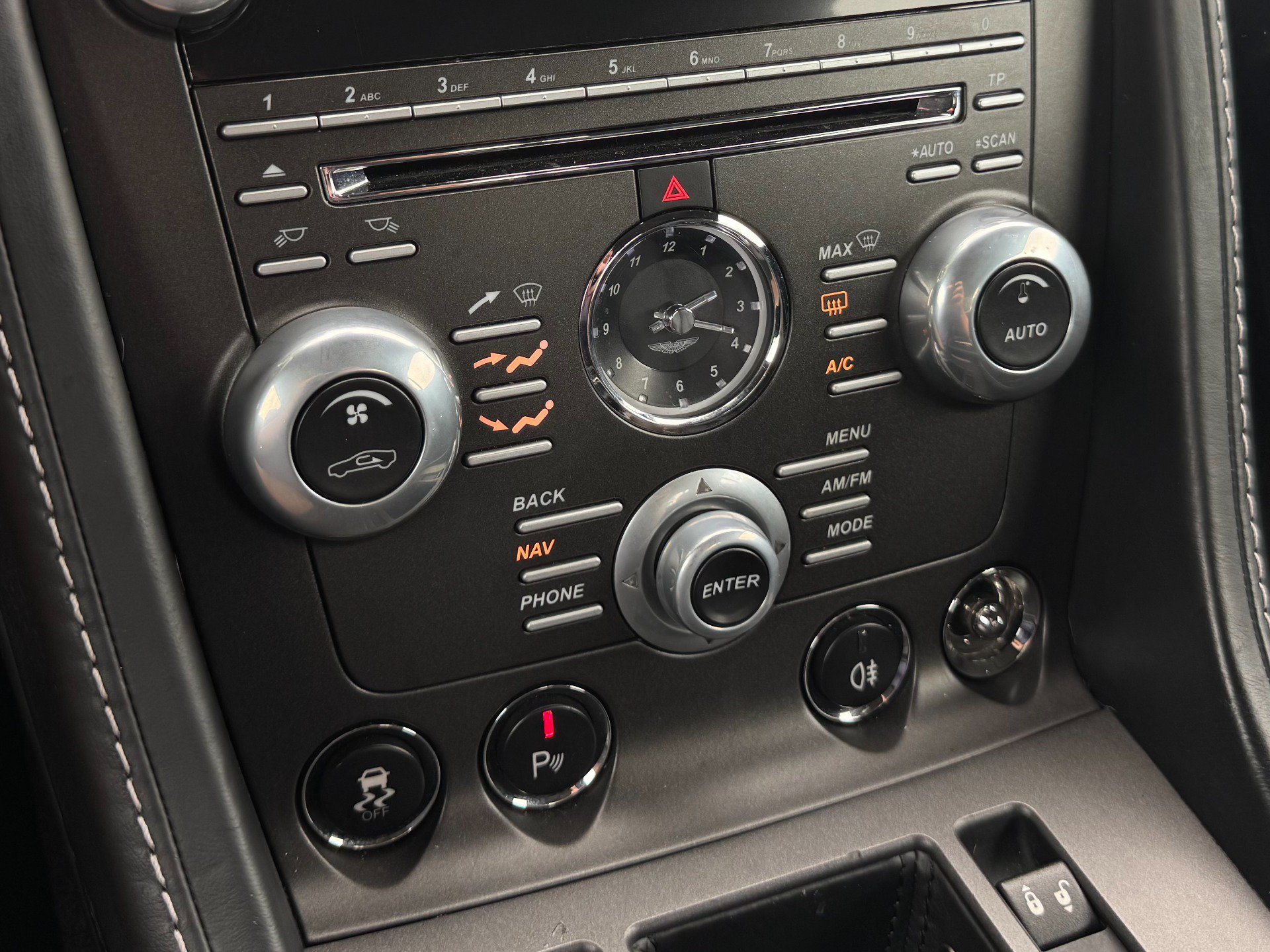 Used 2015 Aston Martin V8 Vantage GT RWD image 17